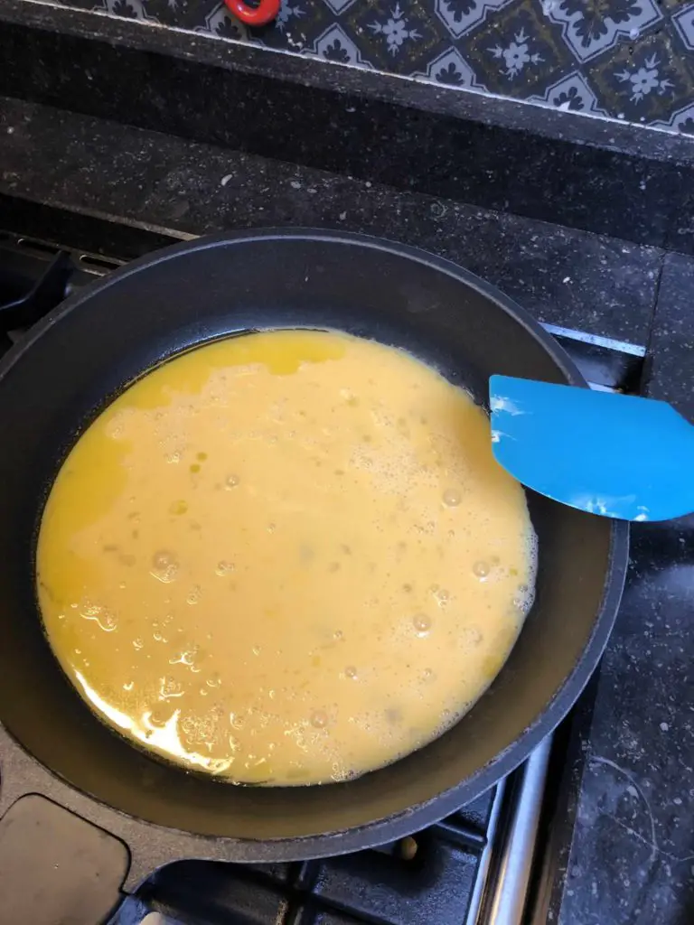 Baveuse omelet in pan