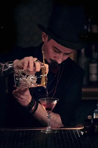 Cosmopolitan cocktail en barman