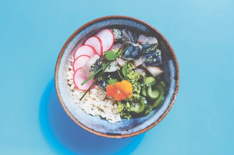 Poké bowl met makreel en gemberwortel