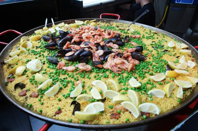 Spaanse paella met zeevruchten
