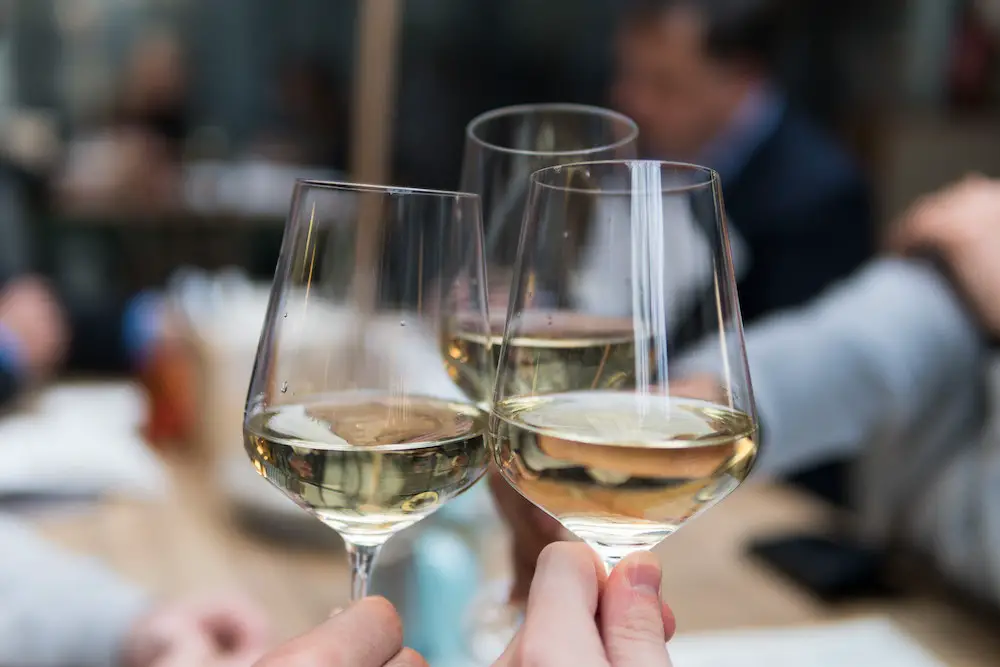 Dit zijn de 6 beste witte wijnen van Albert Heijn, onder een tientje [tip]