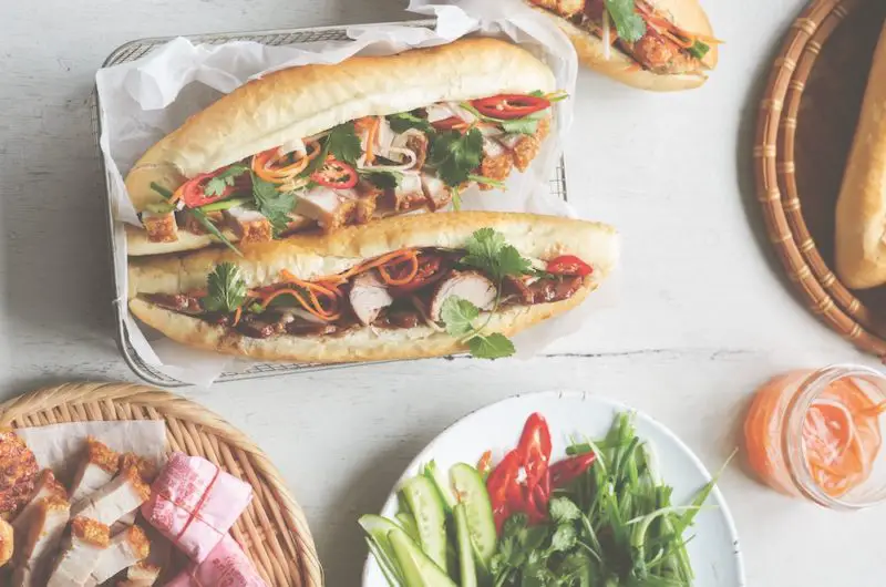 Het samenstellen van een bánh mì