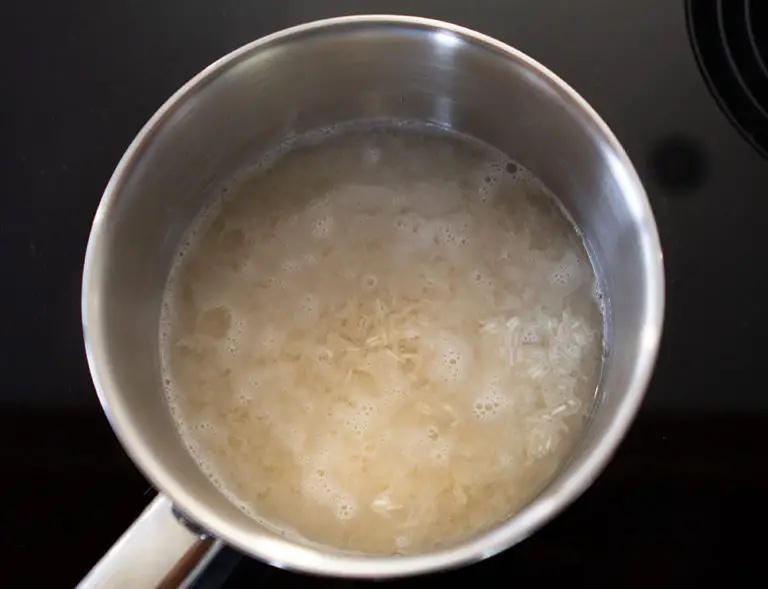 Rijst en water aan de kook