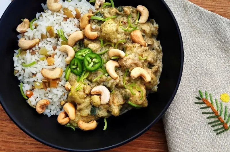Vegetarische groene curry met notenrijst en cashewnoten