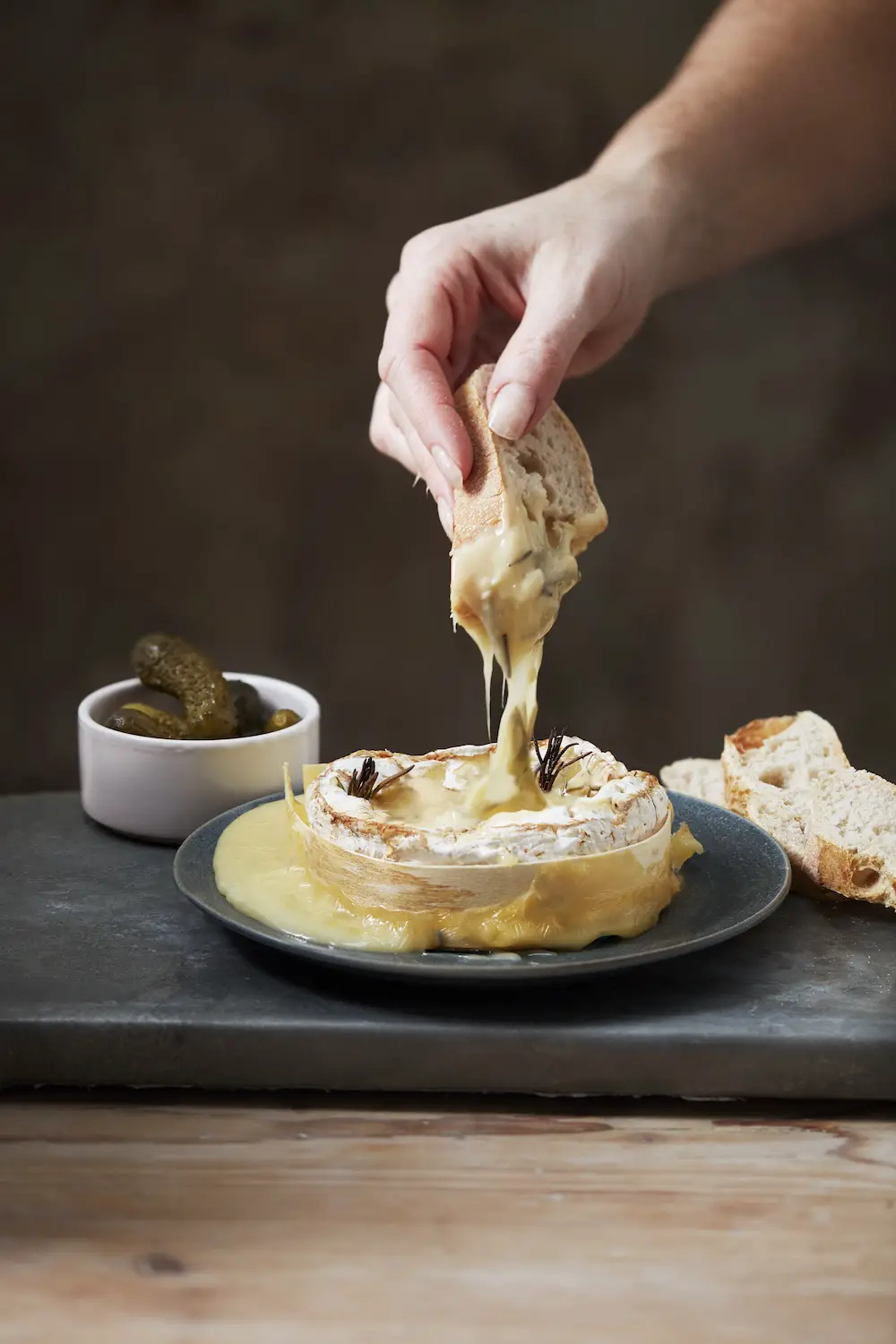 Pak om te zetten Fantasierijk ondersteboven Gebakken camembert uit de oven [recept]