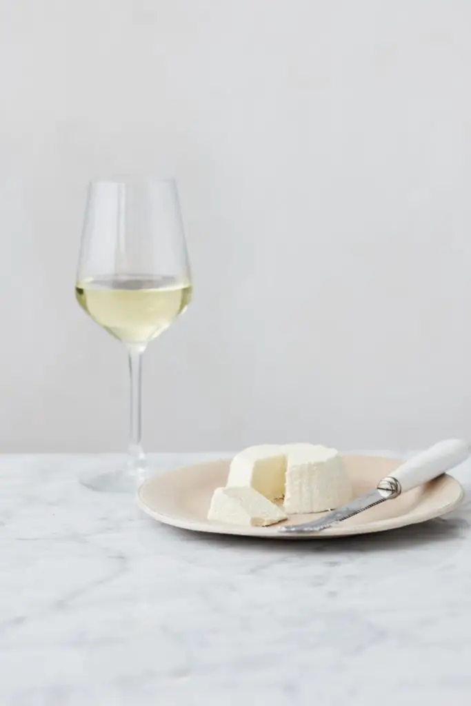 Wijn en zachte kaas