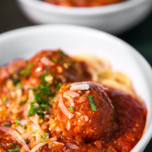 Spaghetti met gehaktballetjes in Italiaanse tomatensaus